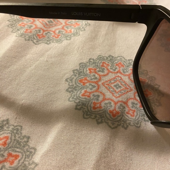 Louis Vuitton Sunglasses like new - Picture 5 of 11